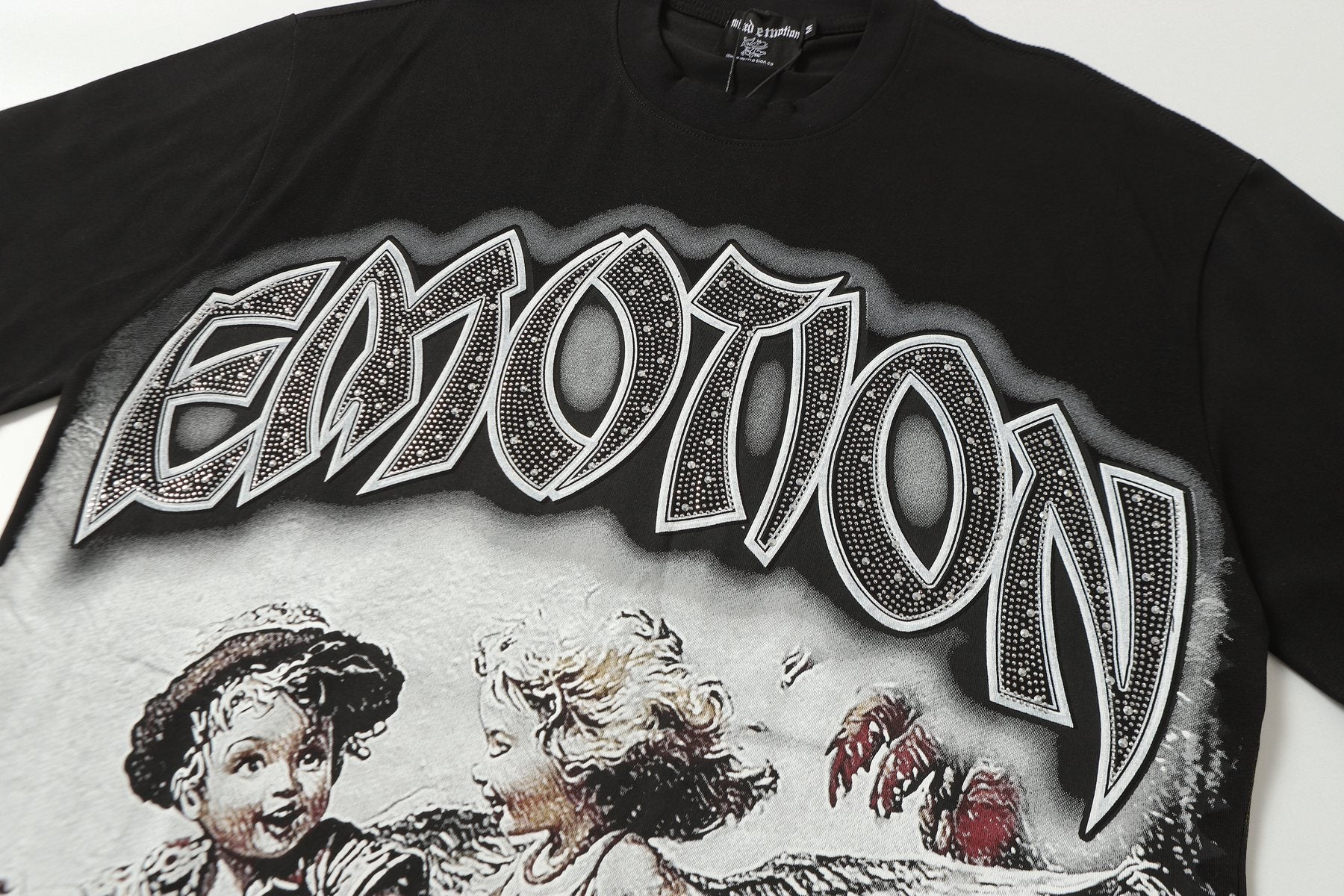 MIXED EMOTION Angel Beach Graphic T-Shirt — detail